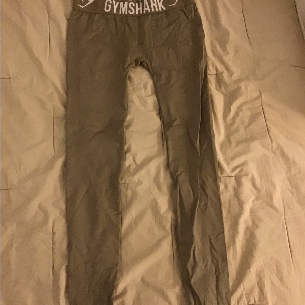 Gym shark leggings